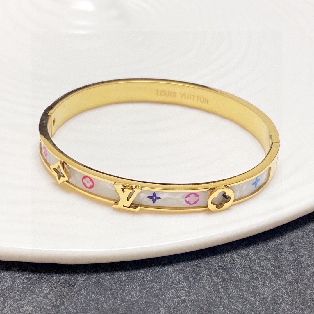 18K Louis Vuitton Pearl Bracelet